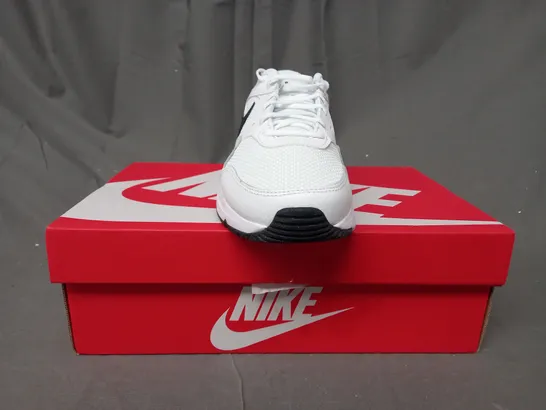 BOXED PAIR OF NIKE AIR MAX SC TRAINERS IN WHITE/BLACK UK SIZE 7