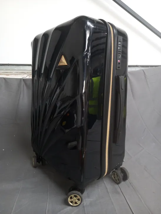 TRIFORCE VOGUE CABIN CASE AND VANITY DUO WITH PACKING CUBES IN BLACK/GOLD