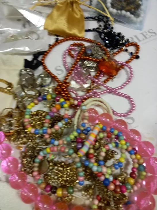 LOT OF ASSORTED JEWELLERY AND WATCH ITEMS TO INCLUDE CLARO JEWEL, BY GOM AND NOUCK