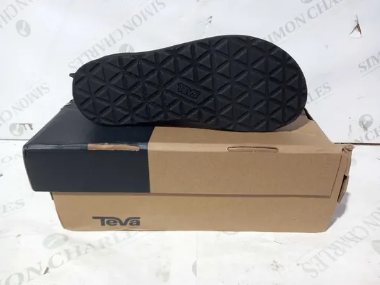 BOXED PAIR OF TEVA MIDFORM INFINITY SANDALS IN BLACK UK SIZE 5