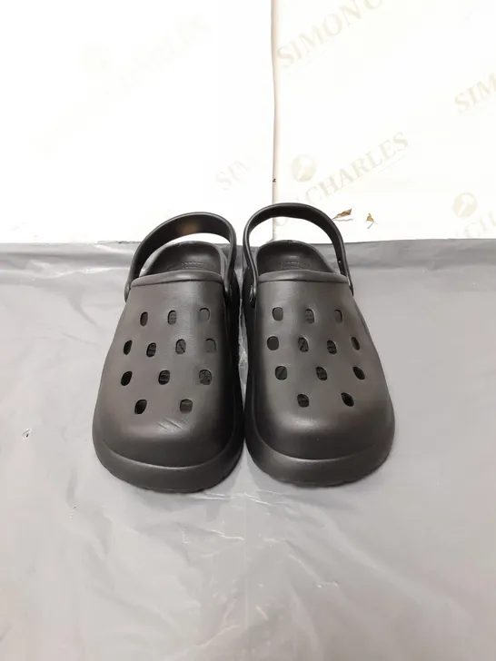 UNBRANDED BLACK CROCS SIZE EU 38/39