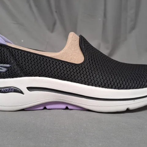 BOXED PAIR OF SKETCHERS GO WALK ARCH FIT IN BLACK - SIZE 5