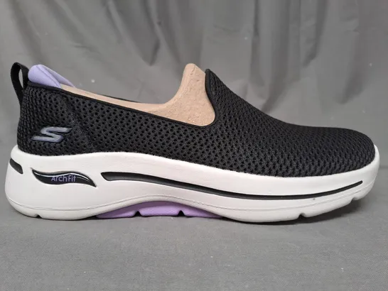 BOXED PAIR OF SKETCHERS GO WALK ARCH FIT IN BLACK - SIZE 5