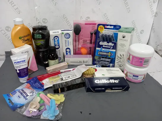 APPROXIMATELY 20 ASSORTED COSMETICS ITEMS TO INCLUDE ORAL-B WHITENING RESTORE TOOTHPASTE, ODYLIQUE LAVENDER HAND & BODY LOTION, NUAGE ZINC & CASTOR CREAM, ETC