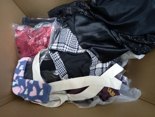 BOX OF APPROXIMATELY 20 ASSORTED ITEMS OF CLOTHING TO INCLUDE HEATSAVER, PRIMARK, ETC