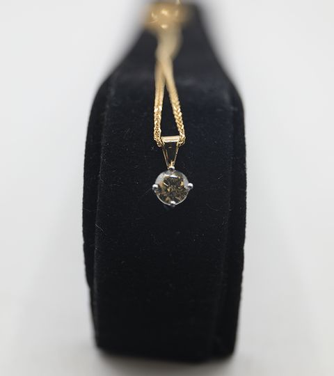 18CT GOLD PENDANT ON CHAIN, SET WITH A DIAMOND WEIGHING +0.59CT