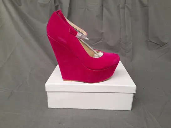 BOXED PAIR OF KOI COUTURE HR5 PLATFORM HIGH WEDGE FAUX SUEDE SHOES IN FUCHSIA SIZE 6