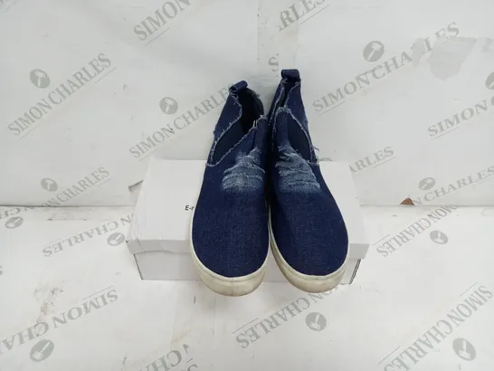 APPROXIMATELY 12 BOXED PAIRS OF TRAINERS IN NAVY VARIOUS SIZES TO INCLUDE SIZES 36, 37, 38