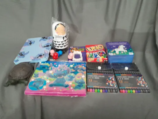 LOT OF ASSORTED TOYS AND GAMES TO INCLUDE STITCH, FINELINER PENS AND UNO CARDS