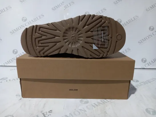 BOXED PAIR OF UGG WTAZZ SHOES IN TAN UK SIZE 4