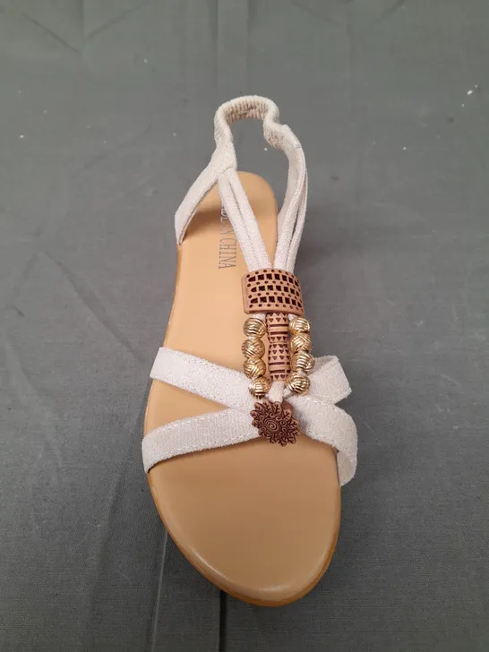 PAIR OF BEIGE SANDALS WITH GOLD EMBELLISHMENT SIZE EU 39
