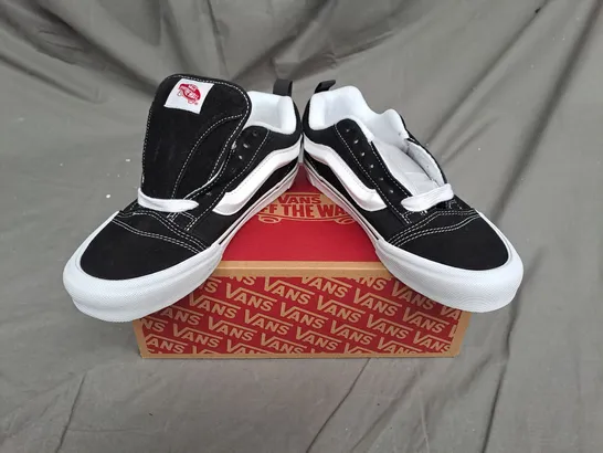 BOXED VANS KNU SKOOL SHOES IN BLACK/TRUE WHITE SIZE 6.5