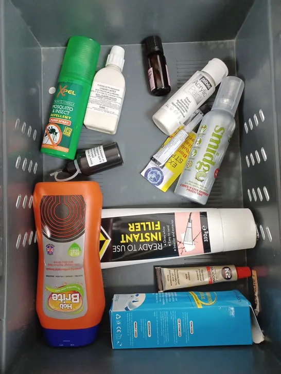 BOX OF APPROXIMATELY 15 ASSORTED HOUSEHOLD CLEANING PRODUCTS TO INCLUDE PEARL CASTOR OIL, TETRA AQUASAFE, VAX CARPET SOLUTION, ETC