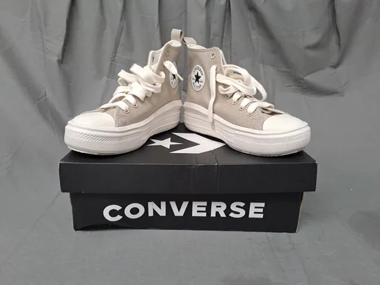 BOXED PAIR OF CONVERSE SHOES IN BEACH STONE UK SIZE 6