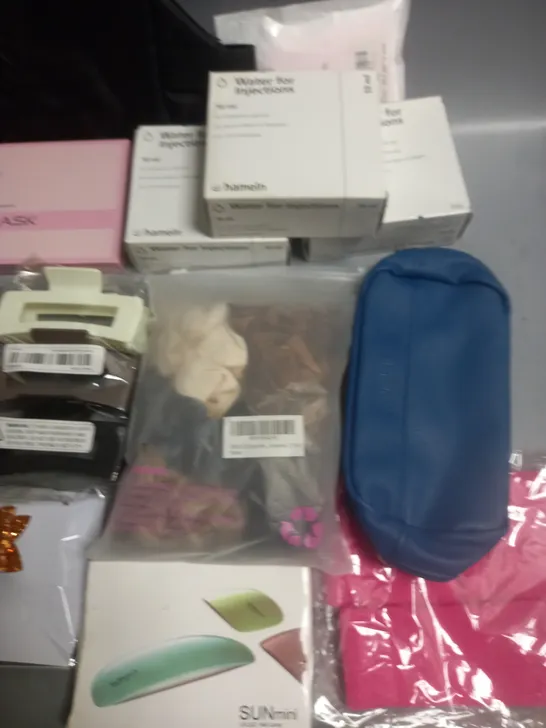 LOT OF APPROXIMATELY 20 ASSORTED HEALTH AND BEAUTY ITEMS TO INCLUDE SLEEP MASH, TRAVEL BAGS, HAIR CLIPS AND UVLED NAIL LAMP