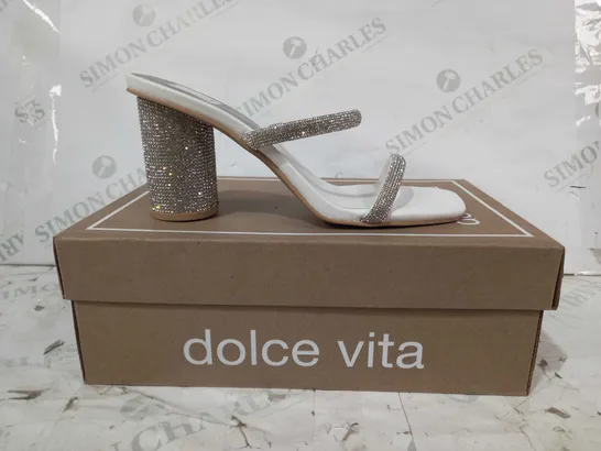 BOXED PAIR OF DOLCE VITA CRYSTAL RHINESTONE BLOCK HEEL OPEN TOE SANDALS IN WHITE SIZE 7