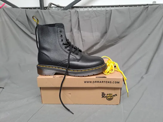 BOXED PAIR OF DR MARTENS PASCAL BOOT IN BLACK SIZE 8