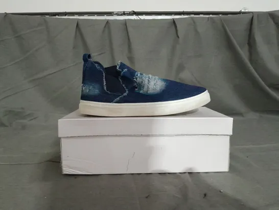 APPROXIMATELY 12 BOXED PAIR OF BLUE SLIP ON TRAINERS IN VARIOUS SIZES TO INCLUDE SIZE 37EU 