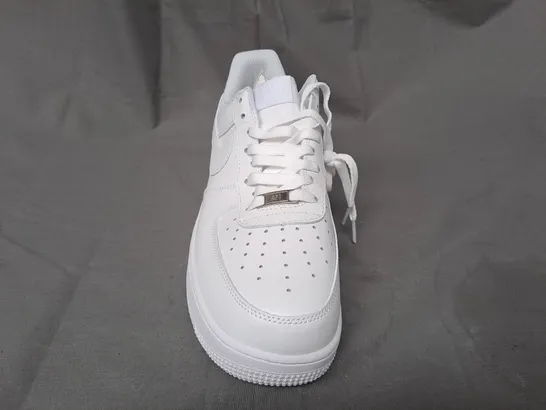 BOXED PAIR OF NIKE AIR FORCE 1 '07 SHOES IN WHITE UK SIZE 10