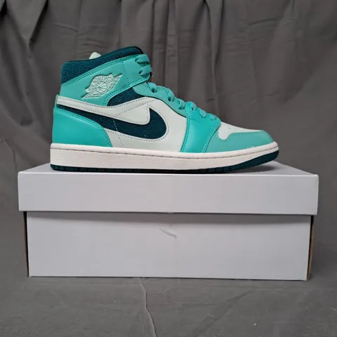 BOXED PAIR OF NIKE AIR JORDAN 1 MID SE SHOES IN AQUA/WHITE UK SIZE 6.5