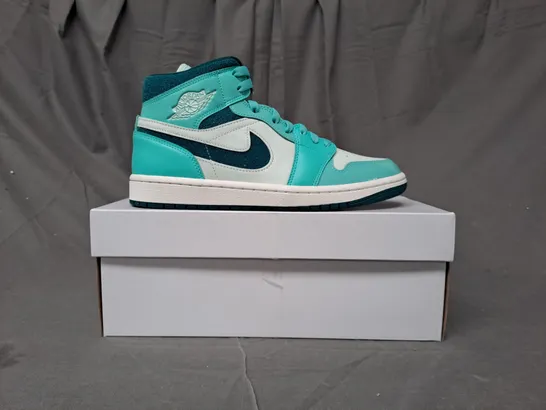 BOXED PAIR OF NIKE AIR JORDAN 1 MID SE SHOES IN AQUA/WHITE UK SIZE 6.5