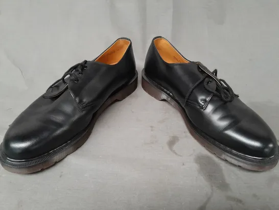 PAIR OF DR MARTENS LACE-UP SHOES IN BLACK SIZE 11