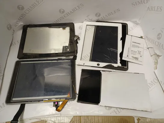 LOT OF 5 ITEMS INCLUDING TABLET PARTS, SCREENS, BATTERY