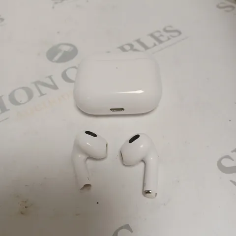 APPLE AIRPODS IN WHITE WITH CHARGING CASE 