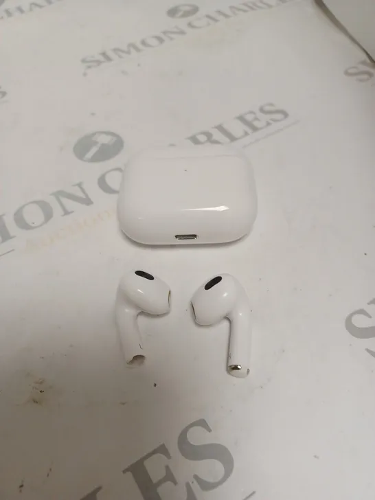 APPLE AIRPODS IN WHITE WITH CHARGING CASE 