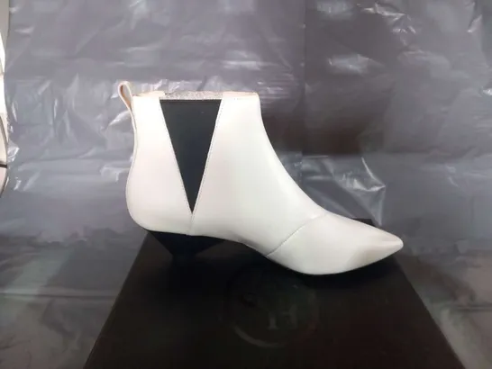 BOXED ASH COSMOS WHITE/BLACK SIZE 37