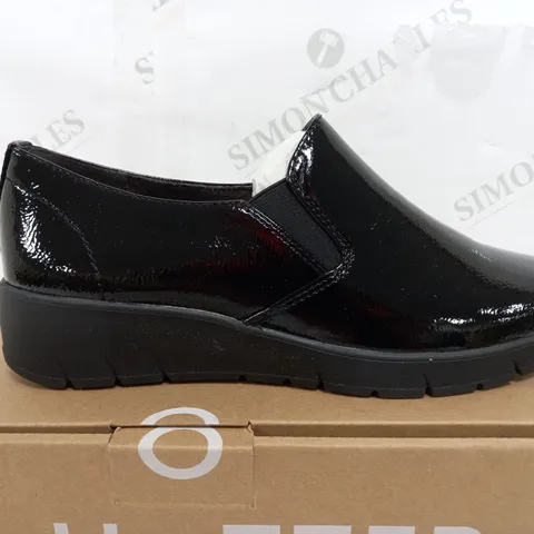 BOXED PAIR OF HOTTER SUTTON - SUTTNS BLACK SLIP ON SHOES - UK 6