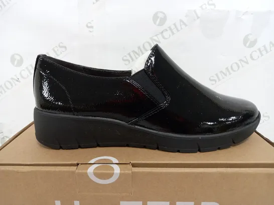 BOXED PAIR OF HOTTER SUTTON - SUTTNS BLACK SLIP ON SHOES - UK 6