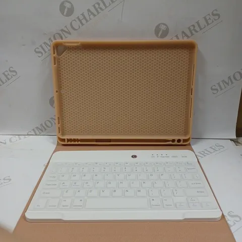 BOXED COO TABLET CASE WITH KEYBOARD IN WHITE 