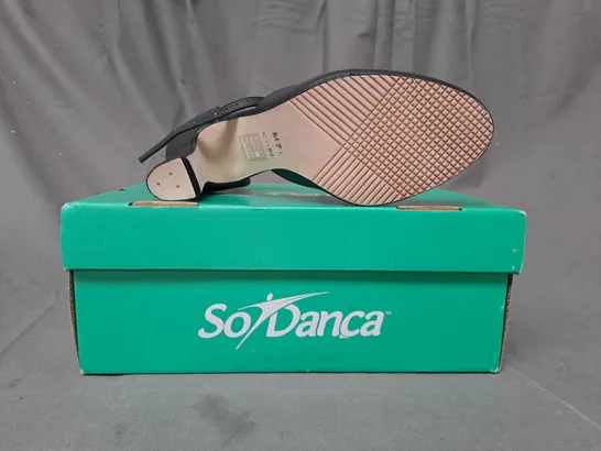 BOXED PAIR OF SO DANCA CLOSED TOE HEELED SHOES IN BLACK UK SIZE 4