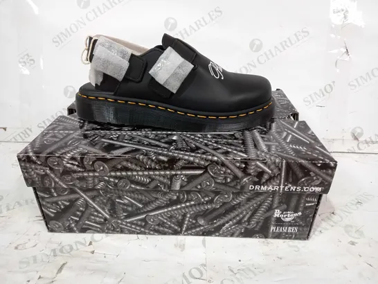 BOXED PAIR OF DR MARTENS JORGE PLEASURES IN BLACK UK SIZE 6.5