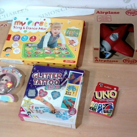 BOX OF A SIGNIFICANT QUANTITY OF ASSORTED GAME AND TOY ITEMS TO INCLUDE GREEN TOYS AIRPLANE, UNO, GLITTER TATTOO ART KIT ETC