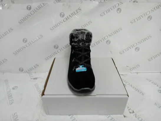 SKECHERS SYNERGY BLACK LACE BOOTS - SIZE 6.5