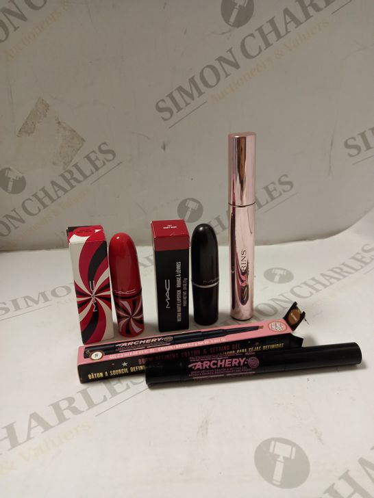 LOT OF 4 ASSORTED MAKEUP ITEMS TO INCLUDE M.A.C RETRO MATTE LIPSTICK 707 RUBY WOO, SOAP&GLORY ARCHERY BROW DEFINING CRAYON (BLONDE), CLARINS 4D MASCARA, ETC