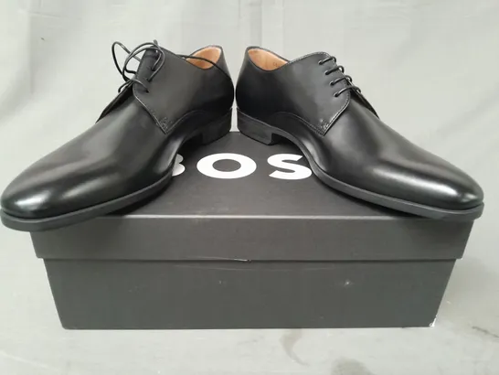 BOXED PAIR OF BOSS DRESS SHOES IN BLACK UK SIZE 8