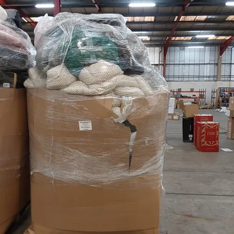 LARGE PALLET OF ASSORTED BEDROOM AND COMFORT BASED PRODUCTS TO INCLUDE; PILLOWS, SUPPORT SEAT CUSHIONS, SIMILARLY RELATED GOODS, PET BEDS AND HOUSEHOLD ITEMS