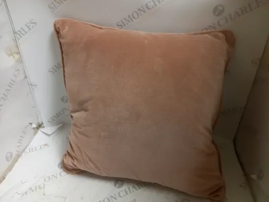 APPROXIMATELY 10 HOUSEHOLD ITEMS TO INCLUDE PILLOW, CUSHIONS AND CURTAINS OF VARIOUS COLOURS AND SIZES