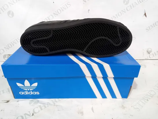 BOXED PAIR OF ADIDAS SUPERSTAR SHOES IN BLACK UK SIZE 7.5