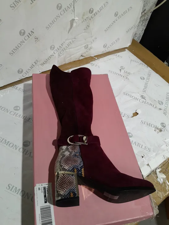 BOXED MODA IN PELLE BURGUNDY SUEDE BUCKLE BLOCK HEEL LONG BOOT