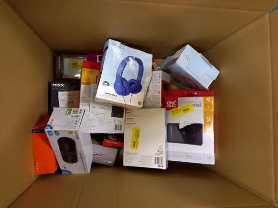 LOT OF APPROX 20 ASSORTED ELECTRICAL ITEMS TO INCLUDE SELFIE STICK, TV REMOTE, POWER BANK ETC