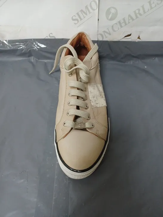 MODA IN PELLE LADIES CREAM LACE UP TRAINERS SIZE EU 40