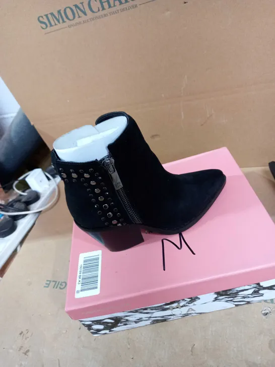 MODA STYLE BLACK BOOTS SIZE M 