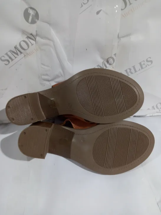 UNBOXED PAIR OF MODA IN PELLE LASSANDRA SANDALS IN TAN SIZE 4