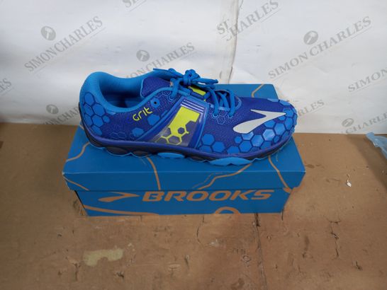 BOXED PAIR OF BROOKS PURE GRIT TRAINERS SIZE 12