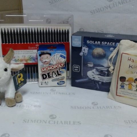 LOT OF APPROXIMATELY 10 ASSORTED TOY & GAME ITEMS, TO INCLUDE MONOPOLY DEAL GAME, FABER CASTELL PENCILS, SOLAR SPACE SET, ETC