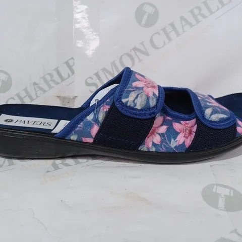 BOXED PAIR OF PAVERS OPEN TOE FABRIC SANDALS IN NAVY W. FLORAL DESIGN EU 39